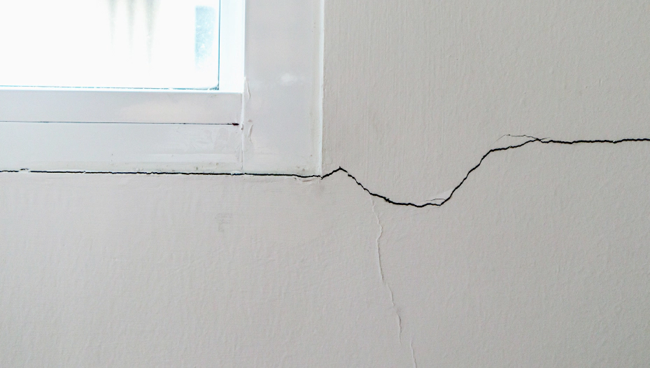 stucco inspection of cracked wall weaver al